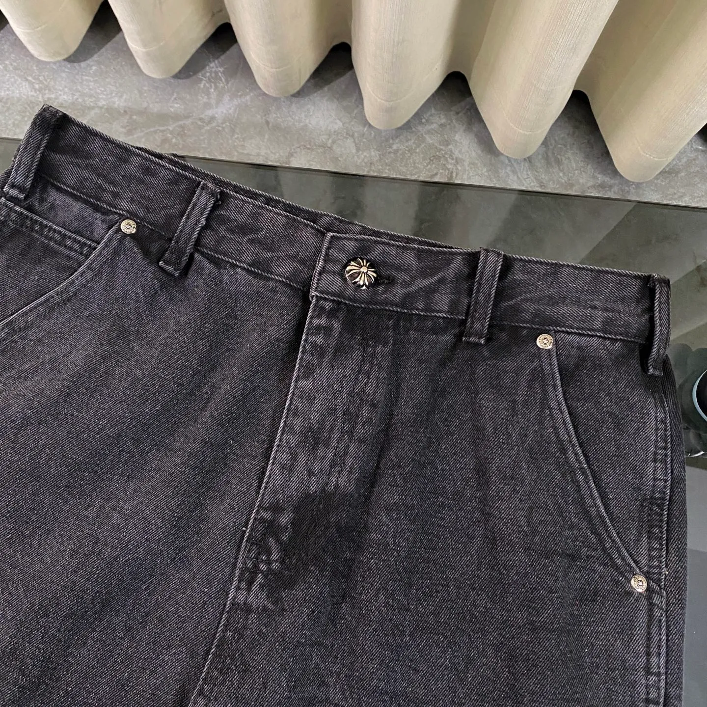 P270 CH Chromehearts limited edition orange cross patch leather black work jeans denim logging pants, counter price 34W level, patch cross pattern embellishment, washed jeans! ! An absolutely high-end luxury product, a 1.9W-level god-level single product, a super popular product, made by top heavy industry, a magic weapon that cannot be missed! [About Zangyin] This is an extremely luxurious fashion brand that can also be called the aristocracy of the high street. It has always been an exclusive brand for some hipsters or rich second generations. Compared with ordinary high streets, it is more luxurious and noble. Compared with luxury brands, it is more fashionable and individual. It has always been a brand that I have a special liking for. [Top heavy industry fashion design] Consistently high-street luxury style. Speaking of this style, the Zangyin family and GU family are definitely the leading representative brands. Especially the Zangyin family has really achieved a state-of-the-art effect in creating high-street style. The unique washed material is used to create this style. The color system is already quite eye-catching. After it is decorated with patchwork cross flowers, it cleverly highlights the charm of the brand. Secondly, this style uses classic The high-waist cutting design highlights the long legs and fashionable temperament of the upper body. The brand is highly recognizable and the slim fit configuration is more suitable for daily wear. It is a product that interprets personality, fashion, and specifications at a glance. This single product is enough to make any fan excited. It can be a white T-shirt for a youthful college style, or a tight suspender for a royal style. It has strong matching ability and can be easily controlled by men.  [Materials and craftsmanship] Needless to say, this point goes without saying. As an excellent craftsman brand, Zangyin’s requirements for details and craftsmanship are really perfect. The washed color of this model has gone through so many processes, not to mention the embellishment of denim appliques. It is also purely hand-made and sewn. Just like what they believe in, only hand-made things have soul and have the meaning of wear. A top-notch heavy-duty fashionable denim item, I look forward to your perfect interpretation! !  Color: black gray Size: 28-34